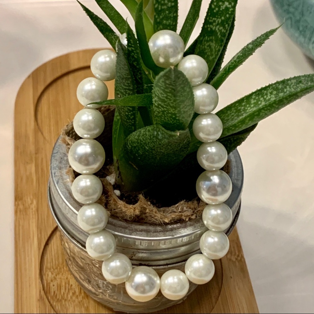 Faux Pearl Bracelet - Classic look!